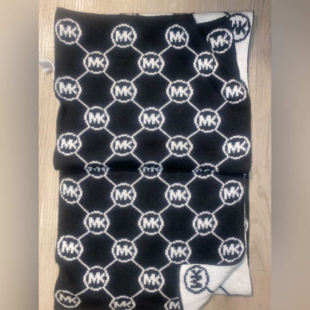 MK  doble sided scarf black and white